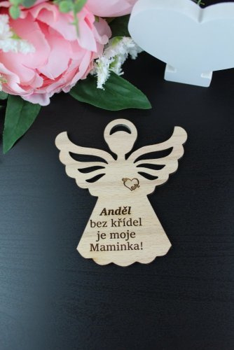 Anděl s výřezy na křídlech