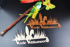 Nápis Veselé Velikonoce se zajícem v trávě