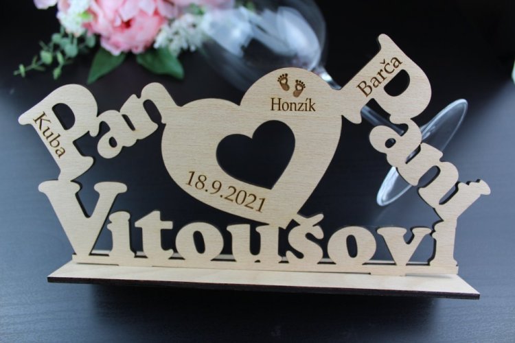 Stojánek s příjmením novomanželů