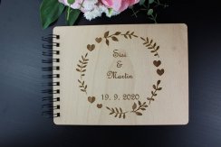 Dřevěné fotoalbum svatební - jména a datum s lístečky a srdci