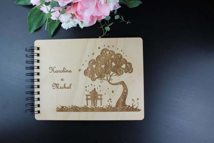 Dřevěné fotoalbum - pár pod stromem + FIX A ROŽKY NA FOTKY ZDARMA! - Vyberte formát: A5