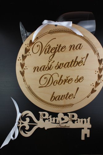 Dřevěný klíč pro novomanžele