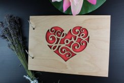 Dřevěné fotoalbum - vyřezané srdce - Love + FIX A ROŽKY NA FOTKY ZDARMA!