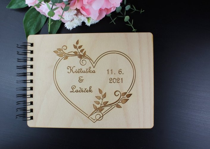 Dřevěné fotoalbum - srdce se jmény a datumem + FIX A ROŽKY NA FOTKY ZDARMA - Vyberte formát: A5