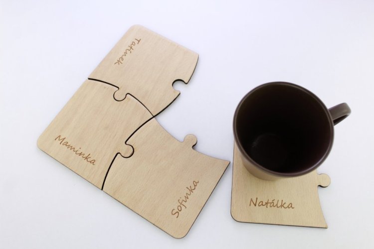 Podtácek ve tvaru puzzle s vaším jménem