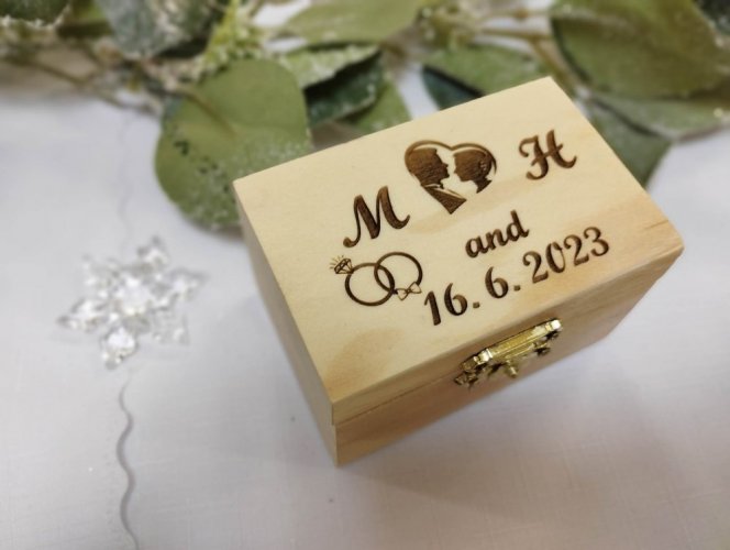 Krabička na prstýnky s iniciály a datumem svatby