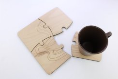 Podtácek ve tvaru puzzle s kávou - vektorový