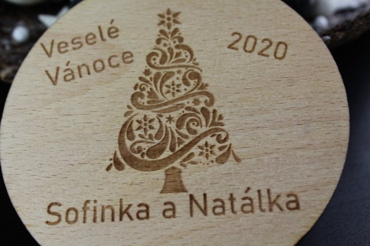 Dřevěná baňka s vánočním stromečkem a jmény dětí