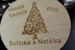 Dřevěná baňka s vánočním stromečkem a jmény dětí