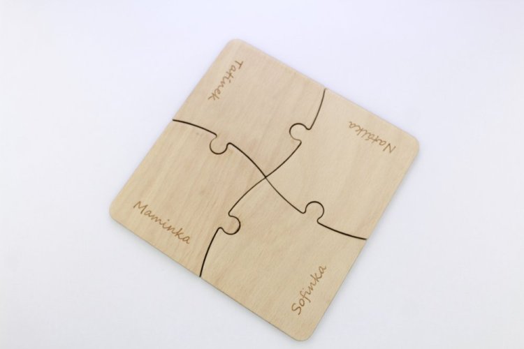 Podtácek ve tvaru puzzle s vaším jménem