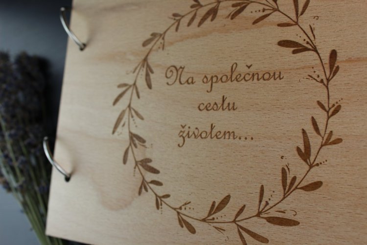 Dřevěné fotoalbum - na společnou cestu životem + FIX A ROŽKY NA FOTKY ZDARMA! - Vyberte formát: A4